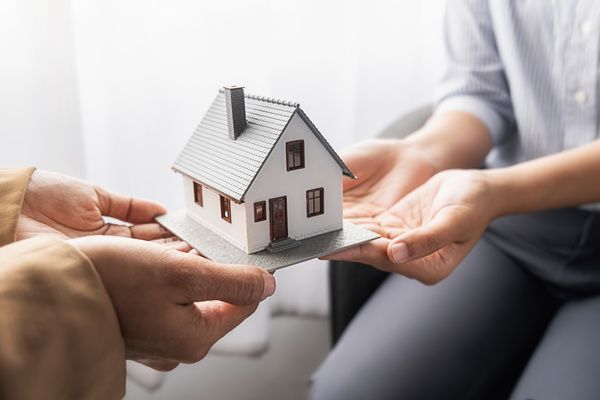 Graphic depicting an estate transfer